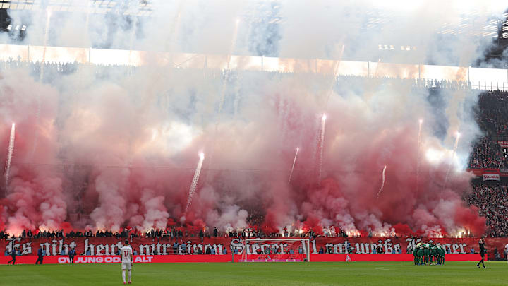 Die Fans des 1. FC Köln brannten beim Rheinderby eine Menge Pyro ab