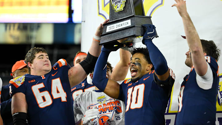 Illinois Fighting Illini quarterback Ethan Hampton, quarterback Luke Altmyer and offensive lineman Josh Kreutz.