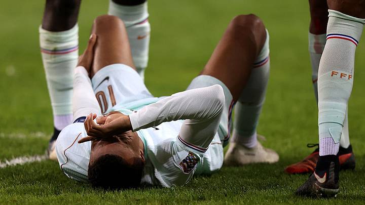 Kylian Mbappé se lesionó durante el juego de Nations League entre Francia y Turquia. Kylian Mbappé se lesionó durante el juego de Nations League entre Francia y Turquia.
