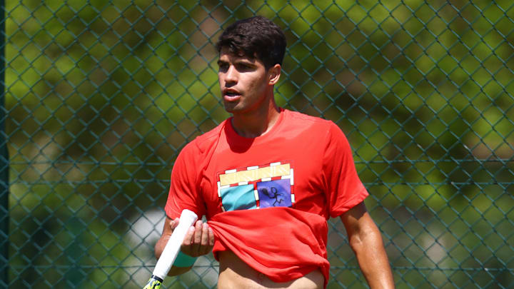 Qinwen Zheng surprised Carlos Alcaraz with a gift on the practice courts at Wimbledon.