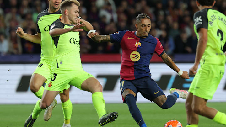 Raphinha vai para a quarta temporada no Barça