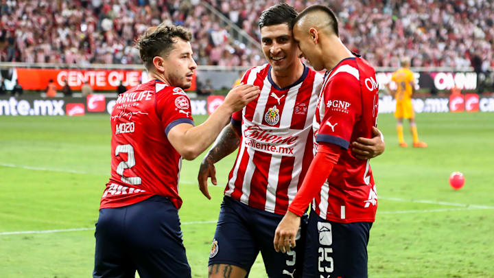 Alan Mozo, Víctor Guzmán y Roberto Alvarado celebran un gol Alan Mozo, Víctor Guzmán y Roberto Alvarado celebran un gol
