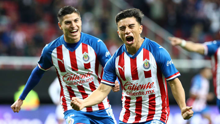 Fernando Beltrán celebra un gol con las Chivas.