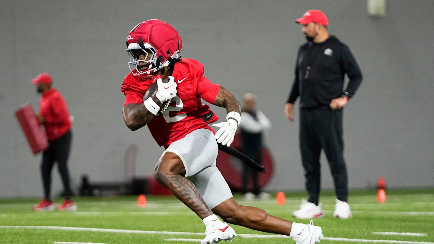 Ohio State Buckeyes si preparano a un'apertura di stagione contro Ball State con un'offensiva fisica e bilanciata