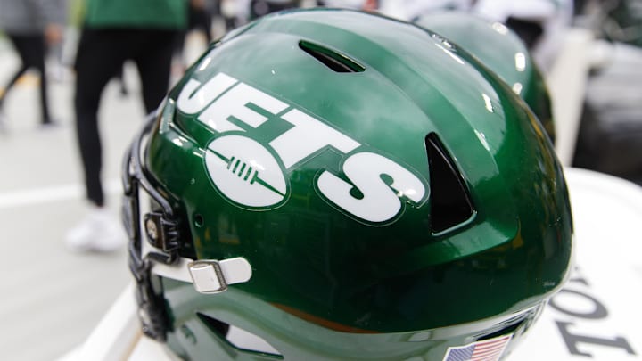 Oct 16, 2022; Green Bay, Wisconsin, USA; General view of a New York Jets helmet during the game against the Green Bay Packers at Lambeau Field. Mandatory Credit: Jeff Hanisch-Imagn Images Oct 16, 2022; Green Bay, Wisconsin, USA; General view of a New York Jets helmet during the game against the Green Bay Packers at Lambeau Field. Mandatory Credit: Jeff Hanisch-Imagn Images