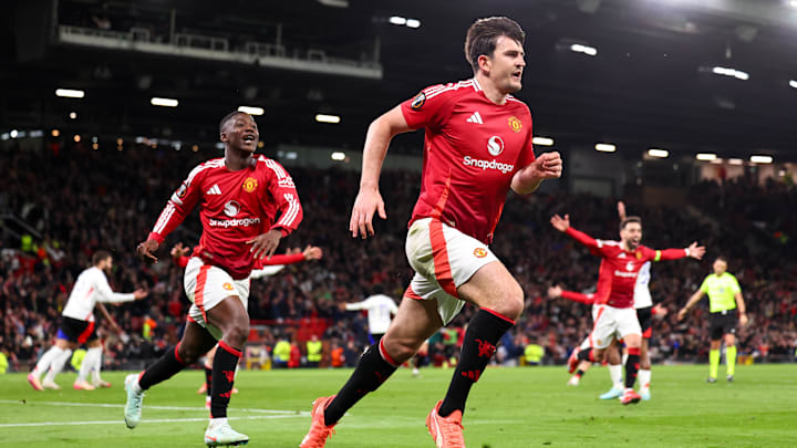 Kobbie Mainoo, Harry Maguire et Bruno Fernandes en extase après un but de Manchester United contre l'Olympique Lyonnais Kobbie Mainoo, Harry Maguire et Bruno Fernandes en extase après un but de Manchester United contre l'Olympique Lyonnais