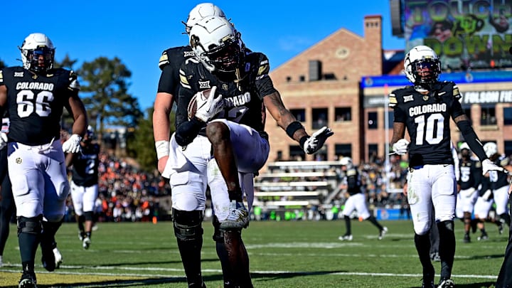 Travis Hunter strikes the Heisman pose once again against Oklahoma State