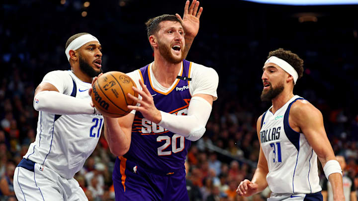 Dec 27, 2024; Phoenix, Arizona, USA; Phoenix Suns center Jusuf Nurkic (20) passes the ball against Dallas Mavericks center Daniel Gafford (21) and guard Klay Thompson (31) during the second quarter at Footprint Center. Mandatory Credit: Mark J. Rebilas-Imagn Images Dec 27, 2024; Phoenix, Arizona, USA; Phoenix Suns center Jusuf Nurkic (20) passes the ball against Dallas Mavericks center Daniel Gafford (21) and guard Klay Thompson (31) during the second quarter at Footprint Center. Mandatory Credit: Mark J. Rebilas-Imagn Images