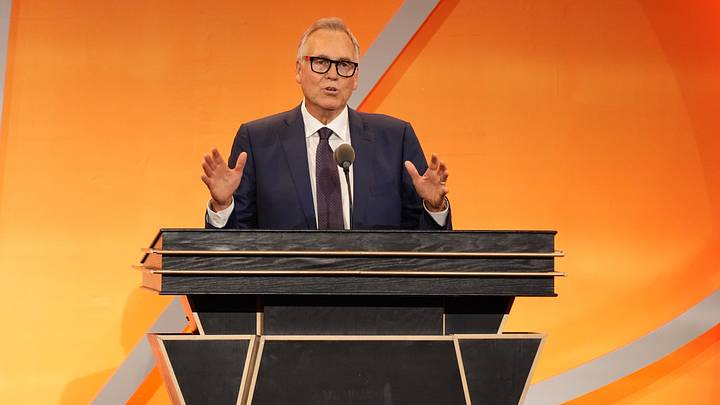 Aug 15, 2026; Springfield, Mass, USA; Class of 2026 inductee Mike D’Antoni speaks during the Naismith Memorial Basketball Hall of Fame Enshrinement at Symphony Hall Springfield. Mandatory Credit: David Butler II-Imagn Images Aug 15, 2026; Springfield, Mass, USA; Class of 2026 inductee Mike D’Antoni speaks during the Naismith Memorial Basketball Hall of Fame Enshrinement at Symphony Hall Springfield. Mandatory Credit: David Butler II-Imagn Images