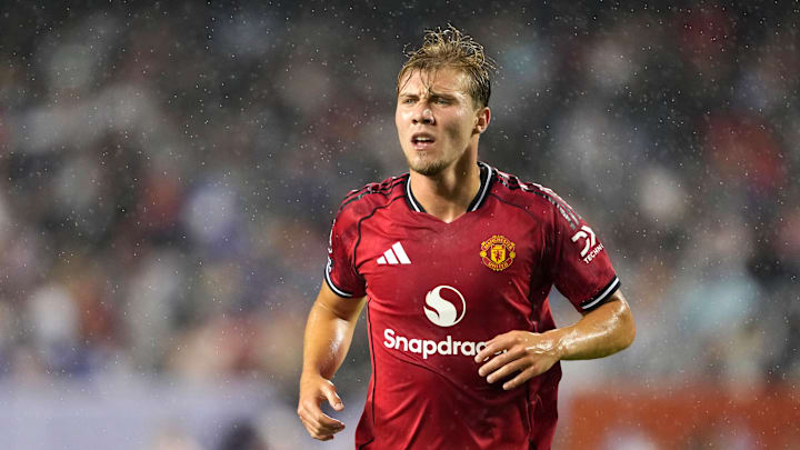 Rasmus Højlund vai trocar o Manchester United pelo Napoli, segundo jornalista 