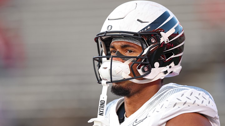 Oregon Ducks tight end Kenyon Sadiq warms up before the game against the Rutgers Scarlet Knights at SHI Stadium. 