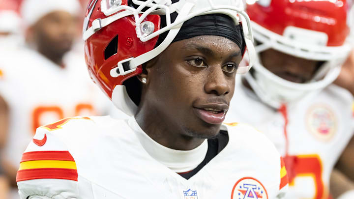 Aug 9, 2025; Glendale, Arizona, USA; Kansas City Chiefs wide receiver Xavier Worthy (1) against the Arizona Cardinals during a preseason NFL game at State Farm Stadium.