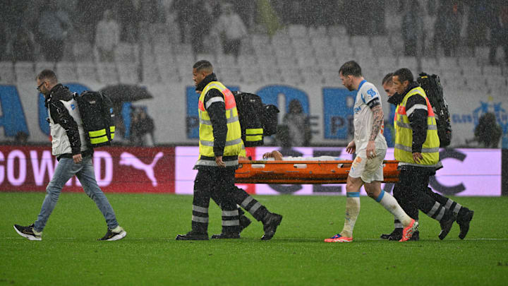 Bilal Nadir est sorti sur civière.