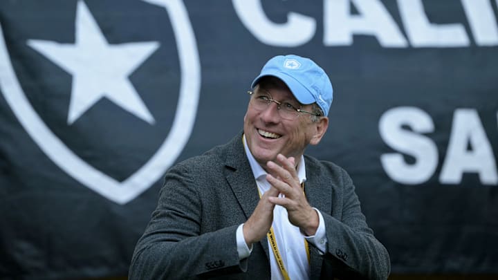 Relação entre John Textor começou em dezembro de 2021 e foi oficializada em março do ano seguinte