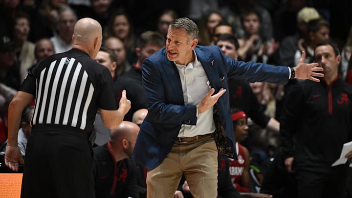 Alabama Crimson Tide head coach Nate Oats reacts to a call 