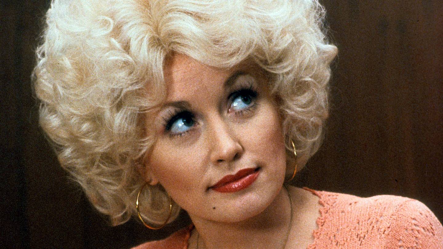 El Movimiento Real de Mujeres que Inspiró la Canción '9 to 5' de Dolly Parton