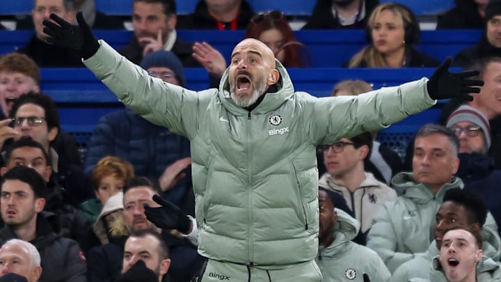 Enzo Maresca gestikuliert 