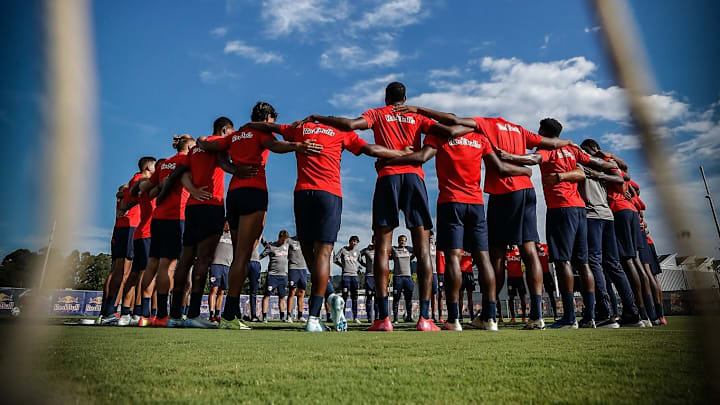 Elenco profissional do Massa Bruta fez corrente de orações antes de retomar os treinos pensando no Brasileirão
