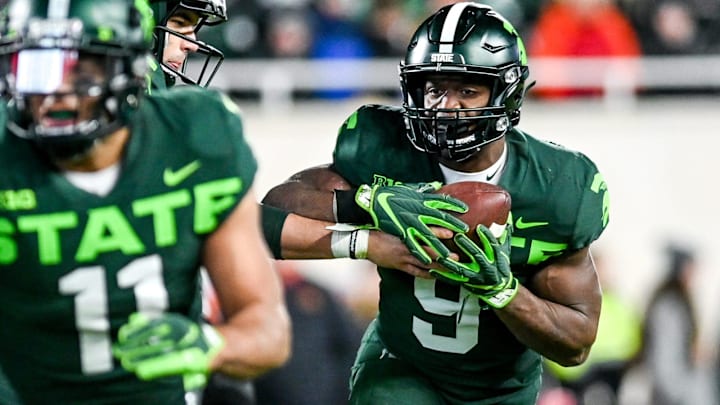 Michigan State's Kenneth Walker III takes the handoff from Payton Thorne on a run against Maryland during the fourth quarter on Saturday, Nov. 13, 2021, at Spartan Stadium in East Lansing.

211113 Msu Maryland 147a