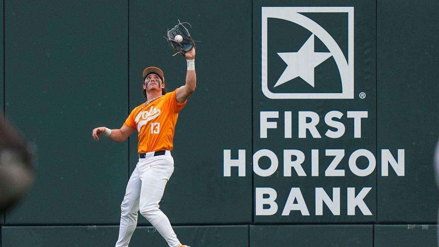 No. 4 Texas Aims to Keep SEC Momentum Rolling Against Tennessee