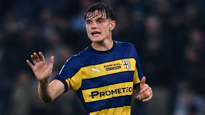 Giovanni Leoni is an 18-year-old defender with huge potential. Giovanni Leoni is an 18-year-old defender with huge potential.