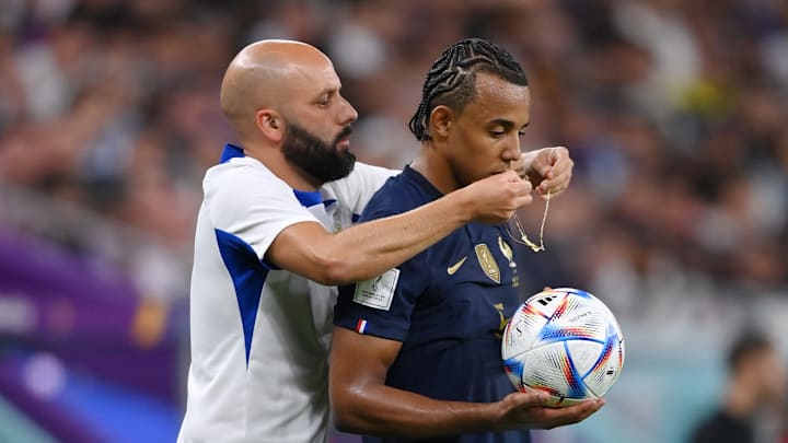 Jules Koundé portait son collier alors qu'il était sur le terrain face à la Pologne