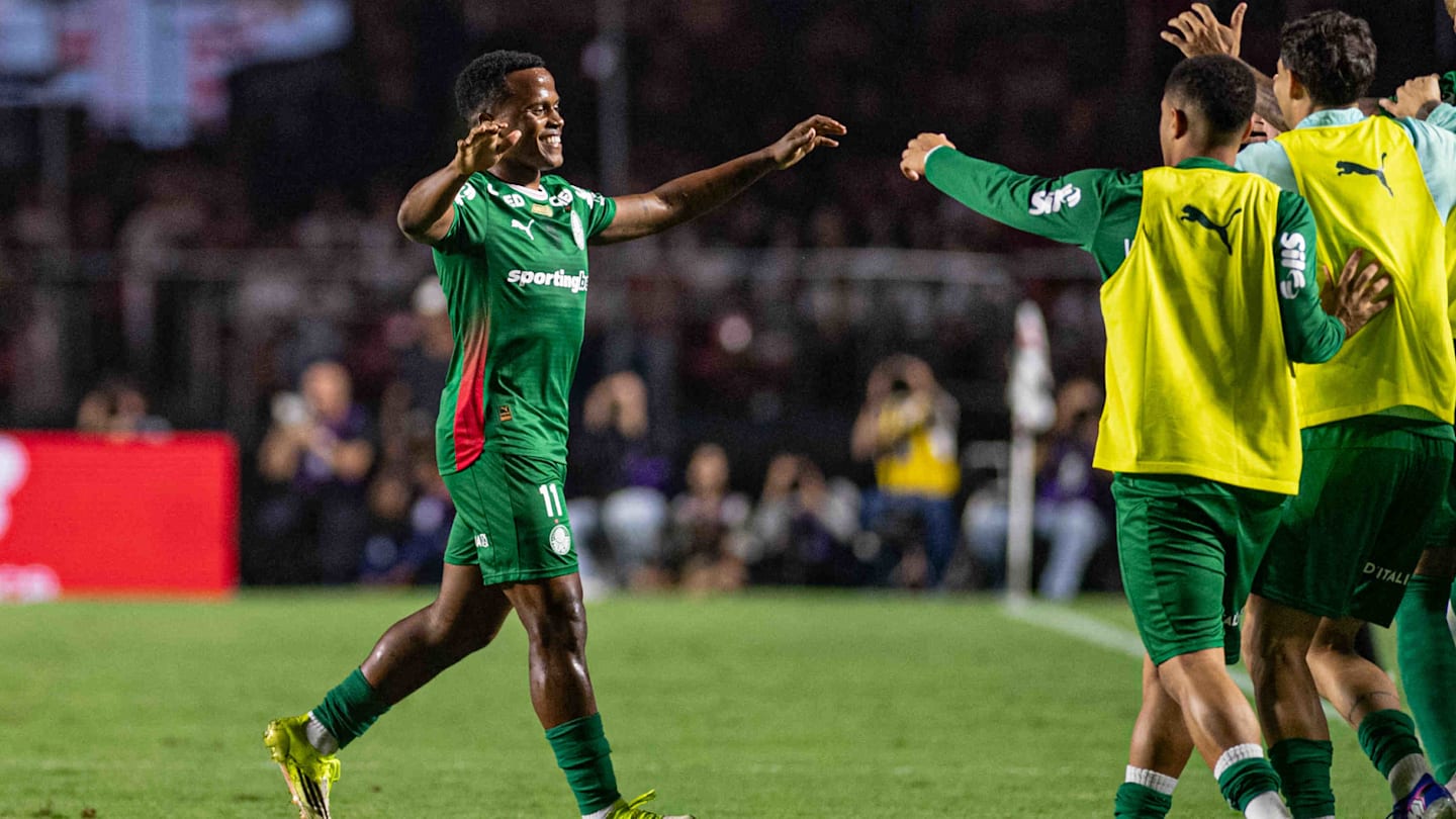 Arias decide, Palmeiras vence Choque-Rei e se isola na liderança do Brasileirão