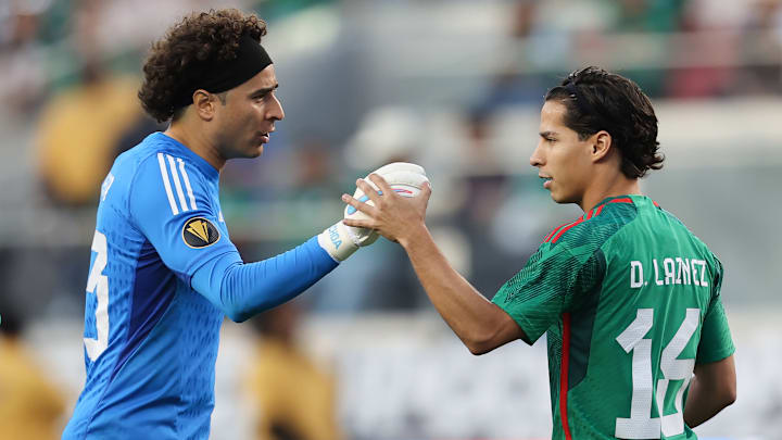Guillermo Ochoa estrecha manos con Diego Laínez.