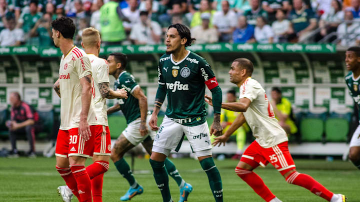 Palmeiras suou a camisa, mas venceu o Internacional por 2 a 1 Palmeiras suou a camisa, mas venceu o Internacional por 2 a 1