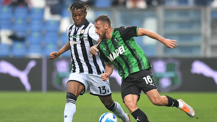 Davide Frattesi in battle with Destiny Udogie, when Sassuolo played Udinese in the 22/23 season
