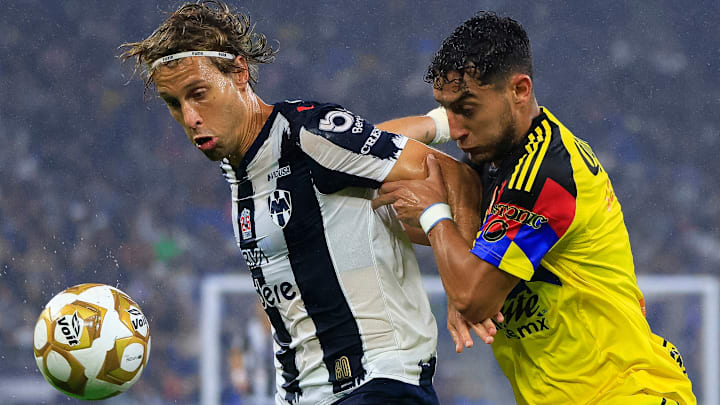 El español Sergio Canales de Monterrey es marcado por el uruguayo Sebastián Cáceres del América