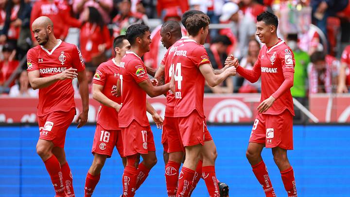 Jugadores del Toluca celebran un gol.