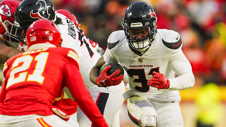 Jan 18, 2025; Kansas City, Missouri, USA; Former Houston Texans running back Dameon Pierce (31) runs the ball against Kansas City Chiefs safety Jaden Hicks (21) during the second half in a 2025 AFC divisional round game at GEHA Field at Arrowhead Stadium. Jan 18, 2025; Kansas City, Missouri, USA; Former Houston Texans running back Dameon Pierce (31) runs the ball against Kansas City Chiefs safety Jaden Hicks (21) during the second half in a 2025 AFC divisional round game at GEHA Field at Arrowhead Stadium.