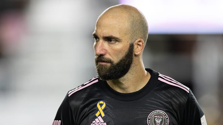 Aos 34 anos, Higuaín se emociona e diz que vai se aposentar do futebol. Aos 34 anos, Higuaín se emociona e diz que vai se aposentar do futebol.