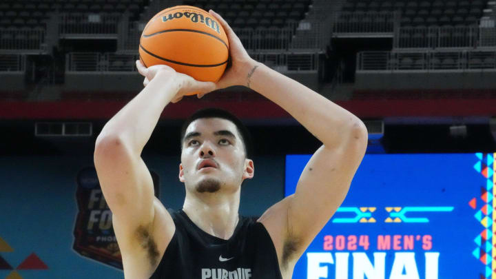 Purdue center Zach Edey shoots free throws 