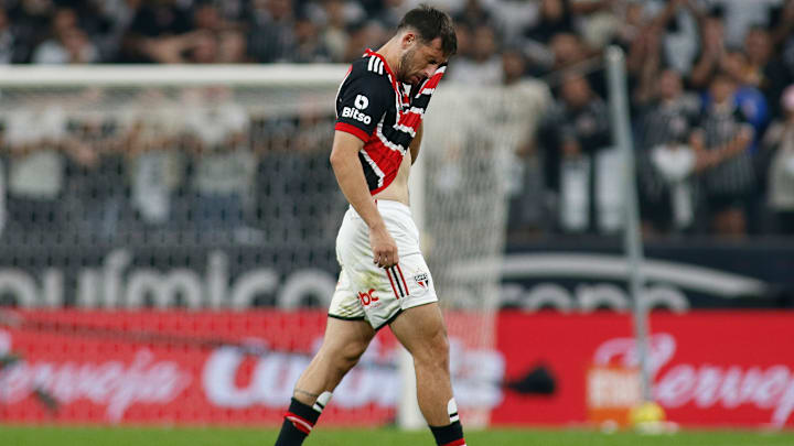 Argentino foi substituído ainda no primeiro tempo do Majestoso na Copa do Brasil