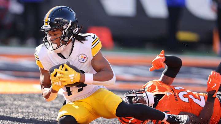 Dec 1, 2024; Cincinnati, Ohio, USA; Pittsburgh Steelers wide receiver Calvin Austin III (19) catches the touchdown pass as Cincinnati Bengals cornerback Mike Hilton (21) defends during the first quarter at Paycor Stadium. Mandatory Credit: Joseph Maiorana-Imagn Images Dec 1, 2024; Cincinnati, Ohio, USA; Pittsburgh Steelers wide receiver Calvin Austin III (19) catches the touchdown pass as Cincinnati Bengals cornerback Mike Hilton (21) defends during the first quarter at Paycor Stadium. Mandatory Credit: Joseph Maiorana-Imagn Images