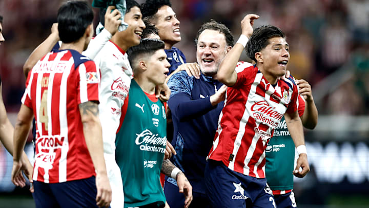 El técnico argentino Gabriel Milito festeja a lado de sus pupilos