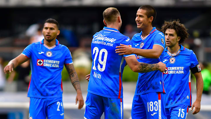 Jugadores de Cruz Azul celebran un gol ante los Rayos del Necaxa.