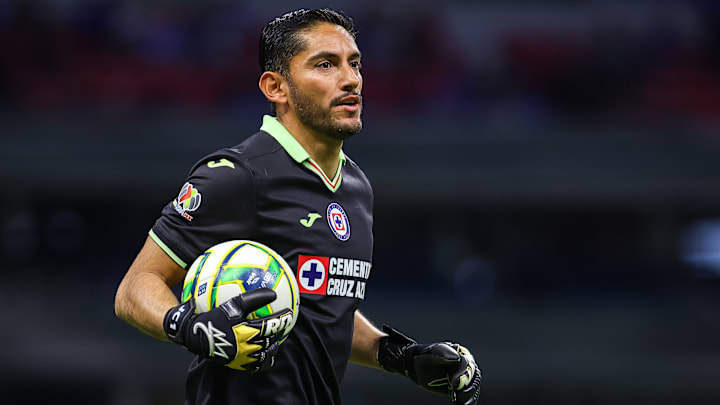 El arquero y capitán Jesús Corona deberá evitar a toda costa que Toluca haga gol o sino Raúl Gutiérrez perdería su puesto como técnico de Cruz Azul.