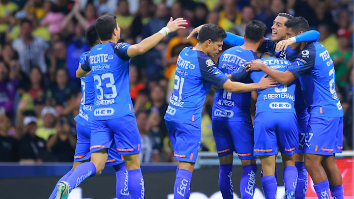 Jugadores de Rayados de Monterrey celebran un gol.