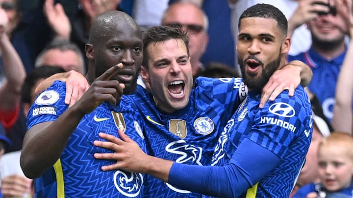 Lukaku festeggiato da Azpilicueta e Loftus-Cheek