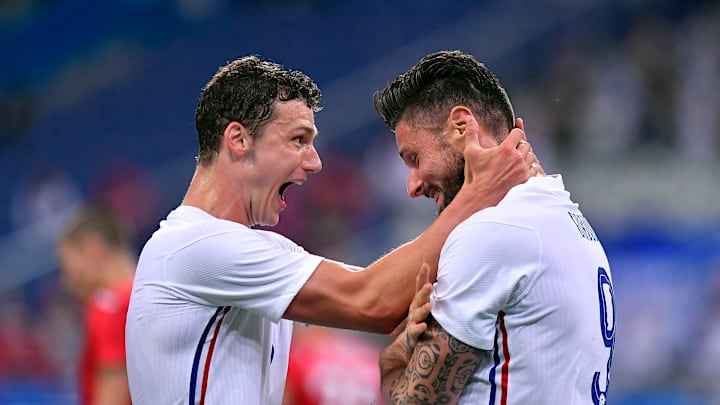 Olivier Giroud et Benjamin Pavard ont mis l'ambiance dans le vestiaire des Bleus. Olivier Giroud et Benjamin Pavard ont mis l'ambiance dans le vestiaire des Bleus.