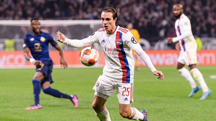 Maxence Caqueret a paraphé un nouveau contrat avec l'Olympique Lyonnais.