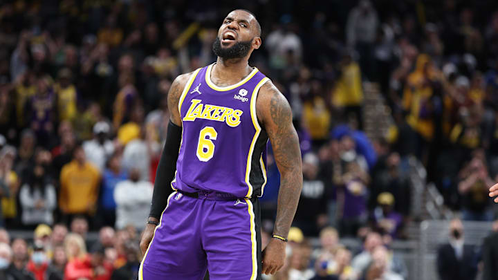 LeBron James observaría el partido del domingo desde el banco de suplentes