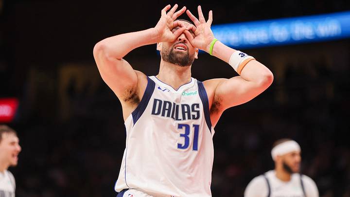 Dallas Mavericks guard Klay Thompson (31) reacts (Mandatory Credit: Brett Davis-Imagn Images)