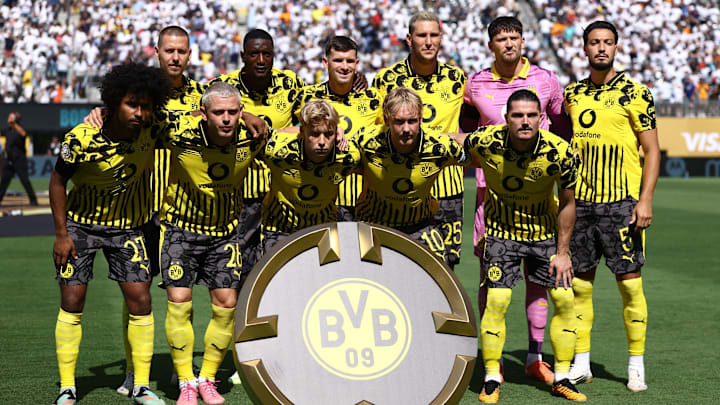[Subscription Customers Only] Jul 5, 2025; East Rutherford, New Jersey, USA; Borussia Dortmund players pose for a team group photo before a quarterfinal match of the 2025 FIFA Club World Cup at MetLife Stadium. Mandatory Credit: Lee Smith-Reuters via Imagn Images
