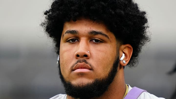 Alabama Crimson Tide offensive lineman Kadyn Proctor (74)