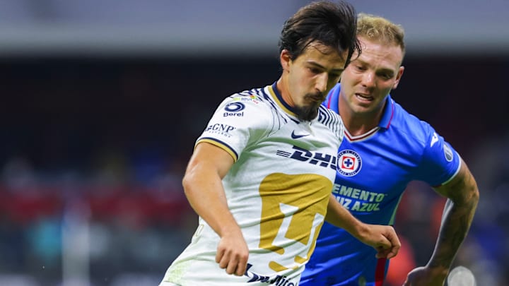 Pablo Bennevendo de Pumas y el argentino Carlos Rotondi de Cruz Azul durante el Clausura 2023. Pablo Bennevendo de Pumas y el argentino Carlos Rotondi de Cruz Azul durante el Clausura 2023.