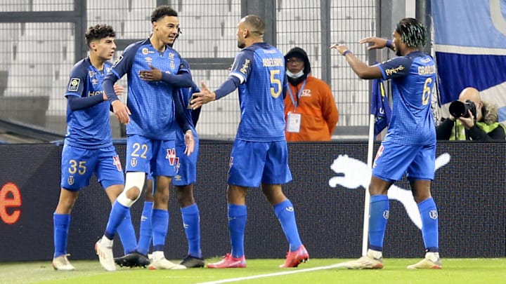 Yunis Abdelhamid a failli recevoir une bouteille dans la tête. Yunis Abdelhamid a failli recevoir une bouteille dans la tête.